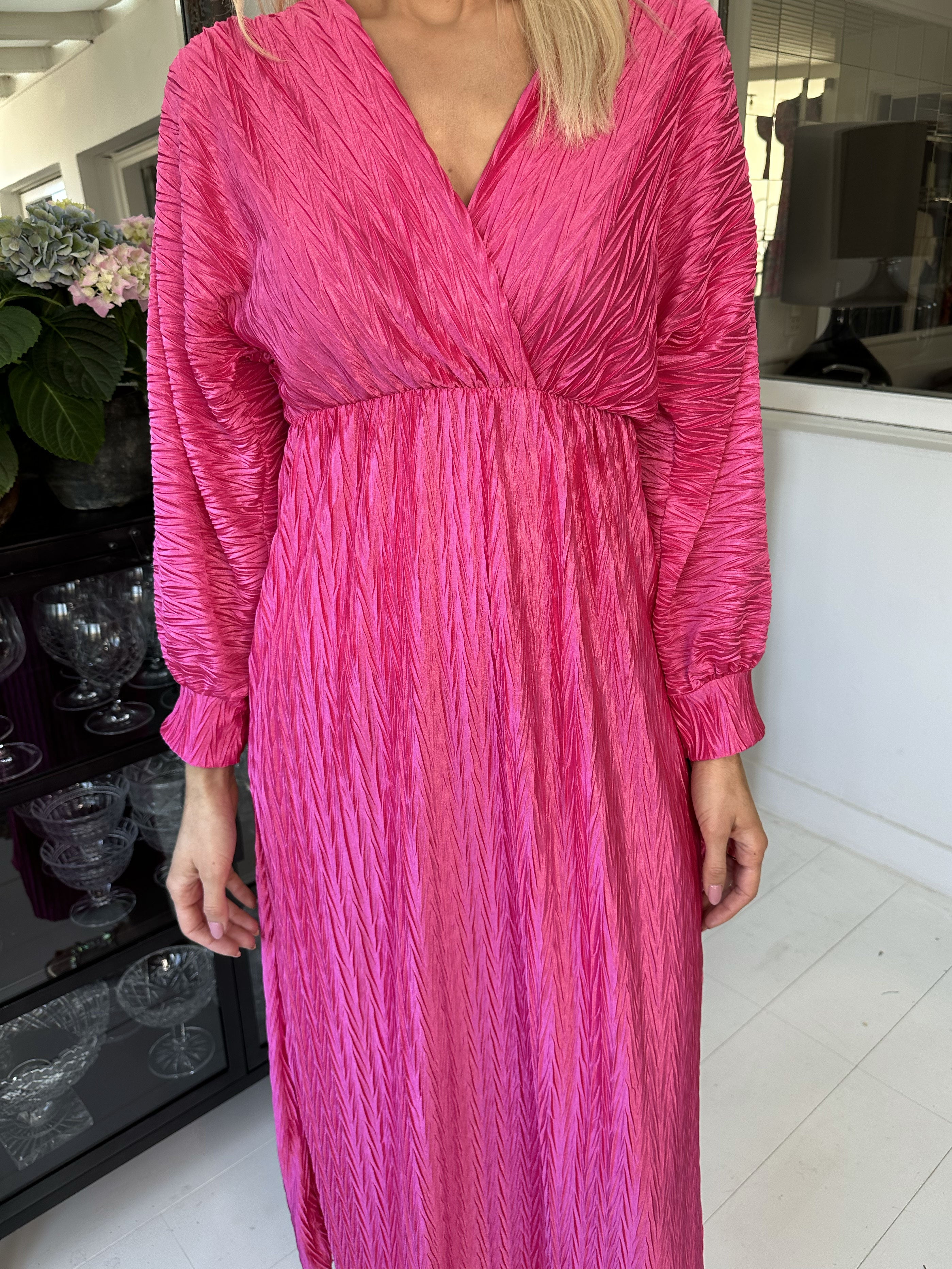 Love - Lang smuk plisseret kjole i shiny stof